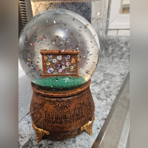 Taylor Swift The Eras Tour Acoustic Piano Snow Globe - Picture 3 of 8